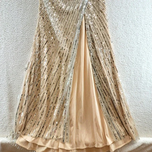 MAC DUGGAL Sleeveless Diagonal Sequined V-Neck Gown Women's 10 Nude Silver - Picture 3 of 15